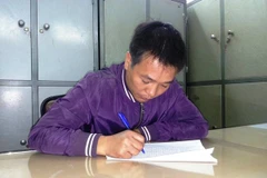 Phạm Duy Thanh tại cơ quan điều tra (Ảnh: PV/Vietnam+)