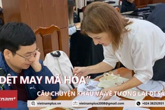 Tự tay thêu mã QR, truyền thông điệp về thời trang bền vững