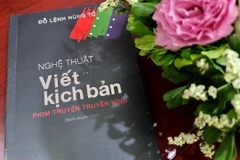 Sách chuyên khảo ''Nghệ thuật viết kịch bản phim truyện truyền hình'' của Phó Giáo sư, Tiến sỹ Đỗ Lệnh Hùng Tú. (Ảnh: Minh Anh/Vietnam+)