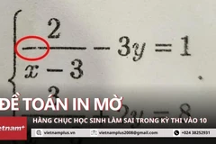 Thi vào 10: Phụ huynh nức nở vì con làm nhầm do đề thi Toán in mờ. (Ảnh: PV/Vietnam+)