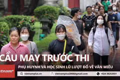 Phụ huynh và học sinh đổ tới Văn Miếu cầu may trước kỳ thi THPT 2023. (Ảnh: Minh Anh/Vietnam+)