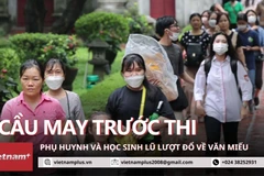 Phụ huynh và học sinh đổ tới Văn Miếu cầu may trước kỳ thi THPT 2023. (Ảnh: Minh Anh/Vietnam+)