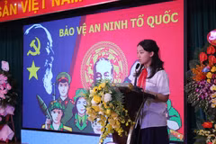 Đại diện học sinh nhà trường, em Phan Trần Kim Anh (học sinh khối 9) khẳng định có nhiều bài học về tình yêu Tổ quốc cũng như ý thức trách nhiệm với an ninh đất nước. (Ảnh: Minh Anh/Vietnam+)