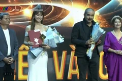 Hari Won đại diện đoàn phim ''Nhà bà Nữ,'' đạo diễn Bùi Thạc Chuyên đại diện ''Tro tàn rực rỡ'' nhận giải tại Lễ trao Giải Cánh Diều năm 2023. (Ảnh chụp màn hình)