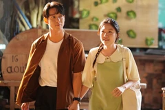Hai diễn viên Song Luân và Uyển Ân trên phim trường ''Nhà bà Nữ.'' (Ảnh: ĐPCC)