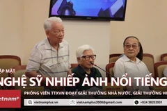 Cuộc hội ngộ đầy cảm xúc của nhiếp ảnh gia-phóng viên TTXVN nổi tiếng. (Ảnh: Minh Anh/Vietnam+)