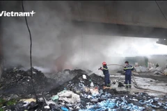 Đông Anh: Cháy lớn tại bãi phế liệu rộng khoảng 100m2 ngoài trời. (Ảnh: Hoàng Đạt/Vietnam+)