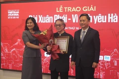 Giải thưởng quan trọng nhất năm nay - Giải thưởng Lớn đã được trao cho Đạo diễn-Nghệ sỹ Nhân dân Đặng Nhật Minh nhờ những đóng góp cả đời của ông cho Thành phố Hà Nội, thể hiện qua lĩnh vực điện ảnh. (Ảnh: Minh Anh/Vietnam+)
