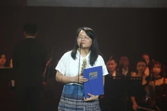 Đạo diễn Hà Lệ Diễm ''ẵm'' tượng vàng DANAFF cho hạng mục quan trọng - phim châu Á. (Ảnh: PV/Vietnam+)