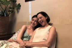 Nữ diễn viên trẻ Nguyễn Lâm Thảo Tâm cùng Nghệ sỹ Nhân dân Lê Khanh ở hậu trường phim ''Fanti.'' (Ảnh: Facebook nhân vật)