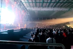 Hàng trăm khán giả đến với đêm nhạc quảng bá album ''Inviolate'' tại Việt Nam. (Ảnh: Minh Anh/Vietnam+)