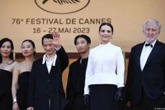 Gia đình đạo diễn Trần Anh Hùng cùng hai con, nữ diễn viên Juliette Binoche (thứ hai từ phải sang). (Ảnh: AFP)