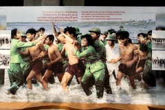 Tấm ảnh cỡ lớn giữa không gian triển lãm, ghi lại khoảnh khắc đồng đội hội ngộ, ăn mừng tự do. (Ảnh tư liệu)