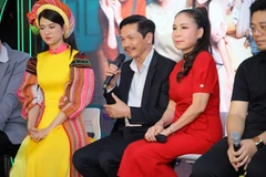 Nghệ sỹ Nhân dân Trung Anh với các bạn diễn, đồng nghiệp. (Ảnh: K+)