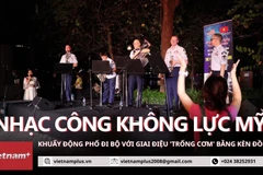 Nhạc công Không quân Mỹ chơi 'Trống cơm' khuất động phố đi bộ Hà Nội. (Ảnh: Minh Anh/Vietnam+)