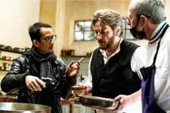 Đạo diễn Trần An Hùng và các diễn viên, thành viên ekip trên phim trường ''The Pot au Feu.'' (Ảnh: Offret Christophe)