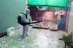 Phun hóa chất diệt muỗi trong nhà dân ở khu vực có ổ dịch sốt xuất huyết. (Ảnh: Nguyễn Chinh/TTXVN)