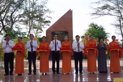Phó Thủ tướng Thường trực Chính phủ Phạm Bình Minh cắt băng khánh thành công trình chỉnh trang Nghĩa trang Hàng Keo. (Ảnh: TTXVN phát)