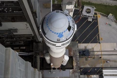 Tàu vũ trụ CST-100 Starliner của Boeing được gắn vào tên lửa đẩy Atlas V tại trung tâm phóng tàu vũ trụ ở Mũi Canaveral, Florida, Mỹ. (Ảnh: AFP/TTXVN)