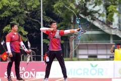 Cung thủ Nông Văn Linh (Việt Nam) thi đấu nội dung bắn cung 1 dây trong trận tranh huy chương Vàng với Indonesia. (Ảnh: Tuấn Đức/TTXVN)