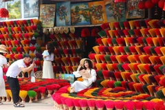 Khách tham quan làng Thủy Xuân. thành phố Huế. (Ảnh: Tường Vi/TTXVN)