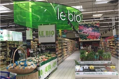 Một gian hàng bán sản phẩm hữu cơ trong siêu thị của Pháp. (Nguồn: bordbia.ie)