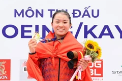 Vận động viên Nguyễn Thị Hương (Việt Nam) nhận Huy chương Vàng nội dung thuyền đơn nữ Canoeing 1.000m. (Ảnh: Minh Đức/TTXVN)