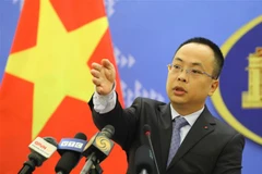 Phó Phát ngôn Bộ Ngoại giao Đoàn Khắc Việt mời phóng viên đặt câu hỏi. (Ảnh: Văn Điệp/TTXVN)