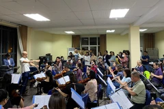 Các nghệ sỹ Nhà hát Nhạc Vũ Kịch Việt Nam đang tích cực tập luyện cho đêm công diễn tại Nhà hát Lớn Hà Nội. (Ảnh: Yến Nhi)