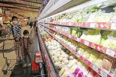 Người dân mua sắm tại siêu thị Aeon Long Biên, Hà Nội. (Ảnh: Trần Việt/TTXVN)