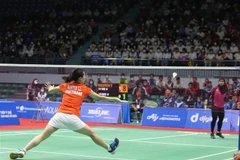 Vận động viên cầu lông Nguyễn Thùy Linh (áo cam) đấu với vận động viên cầu lông Malaysia Nurshuhaini Siri (áo tím) ở nội dung đồng đội nữ. (Ảnh: Danh Lam/TTXVN)