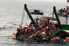 Cứu vớt hành khách trên phà Mercraft 2. (Nguồn: newsinfo.inquirer.net)