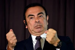 Chủ tịch kiêm CEO của Nissan Carlos Ghosn trong cuộc họp báo chung với Chủ tịch kiêm CEO của Mitsubishi Osamu Masuko, ngày 12/5 tại Yokohama. (Nguồn: EPA/TTXVN)
