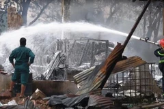Lực lượng phòng cháy chữa cháy phun nước giập lửa. (Ảnh: Huyền Trang/TTXVN)