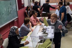 Cử tri Thổ Nhĩ Kỳ bỏ phiếu bầu quốc hội và tổng thống tháng 6/2018. (Nguồn : AFP/TTXVN)