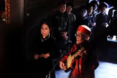 Nghệ nhân ưu tú Nguyễn Phú Đẹ (phải) trong lĩnh vực ca trù được đề nghị xét tặng danh hiệu nghệ nhân nhân dân. (Ảnh: TTXVN)