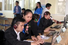 Người lao động tìm việc qua sàn giao dịch online. (Ảnh: Đồng Thúy/TTXVN)