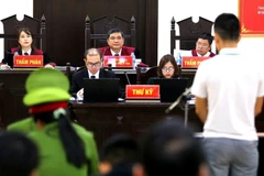 Chủ tọa phiên tòa Nguyễn Vinh Quang xét hỏi các bị cáo. (Ảnh: Trung Kiên/TTXVN)