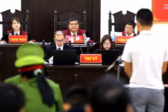 Chủ tọa phiên tòa Nguyễn Vinh Quang xét hỏi các bị cáo. (Ảnh: Trung Kiên/TTXVN)