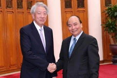 Thủ tướng Nguyễn Xuân Phúc và Phó Thủ tướng, Bộ trưởng điều phối an ninh quốc gia Singapore Tiêu Chí Hiền. (Ảnh: Văn Điệp/TTXVN)