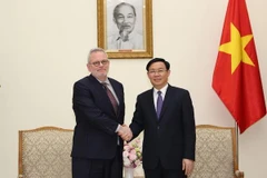 Phó Thủ tướng Vương Đình Huệ tiếp ông Charles Freeman. (Ảnh: Dương Giang/TTXVN)