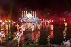 Kinh thành Thăng Long tái hiện sinh động tại vở diễn Tinh hoa Bắc Bộ. (Ảnh: Đinh Thuận/TTXVN)