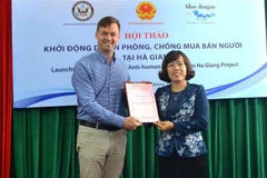 Lãnh đạo Sở Ngoại vụ Hà Giang trao Biên bản ghi nhớ thực hiện dự án “Phòng, chống múa bán người” tại Hà Giang giữa Ủy ban Nhân dân tỉnh Hà Giang và Tổ chức BDCF. (Ảnh: Thu Phương/TTXVN phát)