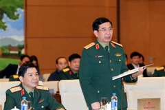Thượng tướng Phan Văn Giang, Tổng Tham mưu trưởng, Thứ trưởng Bộ Quốc phòng trình bày Tờ trình. (Ảnh: Trọng Đức/TTXVN)