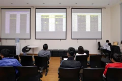 Khách hàng giao dịch tại sàn giao dịch BVSC. (Ảnh: Trần Việt/TTXVN)