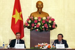 Phó Chủ tịch Quốc hội Phùng Quốc Hiển tiếp đoàn Doanh nghiệp Hoa Kỳ-ASEAN do Chủ tịch Alexander Feldman làm trưởng đoàn. (Ảnh: Nguyễn Dân/TTXVN)