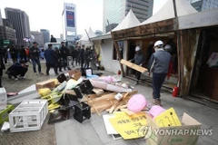 Các công nhân đang tháo dỡ, di dời các di ảnh khỏi địa điểm biểu tình tại quảng trường Gwanghwamun. (Nguồn: Yonhap)