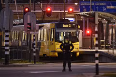 Cảnh sát Hà Lan gác tại nhà ga tàu điện ở thành phố Utrecht, nơi xảy ra vụ xả súng. (Nguồn: AFP/TTXVN)