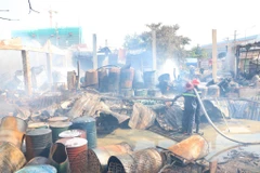 Lực lượng phòng cháy chữa cháy phun nước giập lửa. (Ảnh: Huyền Trang/TTXVN)