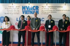 Đại diện các đơn vị, hiệp hội doanh nghiệp cắt băng khai mạc HVACR Việt Nam 2019. (Ảnh: Mỹ Phương/TTXVN)